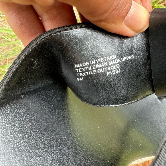 re-took picMichael Kors size 9 black tan sandals, high platform never worn - Picture 9 of 10